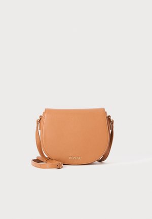 Borsa a spalla in pelle marrone chiaro con silhouette curva, logo del marchio dorato e tracolla regolabile. Texture liscia, design minimalista.