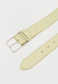 Ανοιχτό πράσινο δερμάτινο ζωνάρι με ασημί ορθογώνια αγκράφα και πολλαπλές τρύπες για ρύθμιση, σε απλό λευκό φόντο.