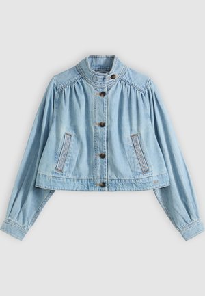 Lys blå cropped denimjakke med lange ermer, knappestolpe foran, høy krage og to frontsydde lommer.