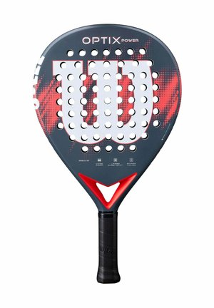 Paddletennisracket met zwarte handgreep, donkere voorkant, groot wit logo, rode accenten en meerdere cirkelvormige gaten op het slagvlak.