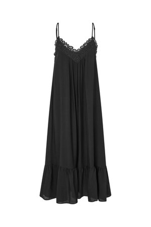 Sort ærmeløs maxikjole med spaghettistropper, V-udskæring med blonderkant og flæsedetalje nederst.