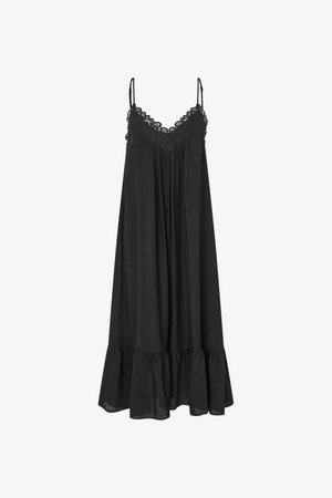 Fekete ujjatlan maxiruha spagettipántokkal, csipkével díszített V-nyakkivágással és fodros szegéllyel.