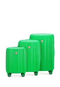 Trzy zielone twarde walizki w różnych rozmiarach, z teksturowanym wykończeniem, pionowymi żłobieniami i gładko toczącymi się kółkami.