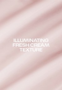Zachte, gladde crèmetextuur met subtiele lichte reflecties die een verhelderend, fris uiterlijk creëren in bleekroze tinten.