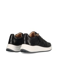 Schwarze Ledersneaker mit einer glatten Textur, ausgestattet mit einer weißen Zwischensohle und einer schwarzen Gummisohle, goldenen Reißverschluss und subtilen Nähdetails.