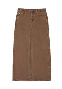 Falda midi de mezclilla marrón con una abertura delantera, que presenta una cintura alta, pasadores para cinturón y detalles en hardware de cobre. Textura suave, diseño casual.