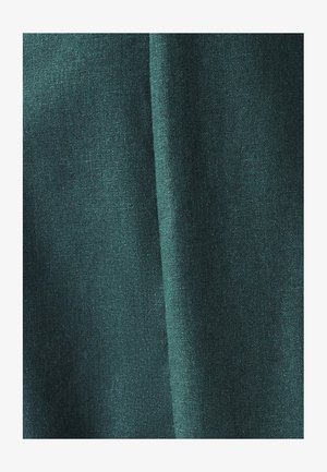 Türkisfarbener Stoff mit strukturierter Oberfläche, der ein dezentes Webmuster und einen sanften Fall zeigt. Keine erkennbaren Muster oder Hardware sichtbar.