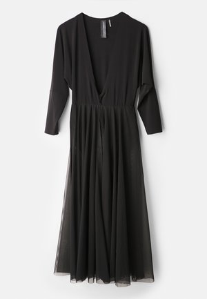 Rochie neagră cu decolteu adânc în V, mâneci lungi și fustă din tul fluid. Secțiunea superioară este ajustată, în contrast cu materialul inferior lejer.