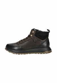 Botas de piel marrón con cordones, suela plana, cuello de malla negra texturizada y detalles en bronce. Diseño moderno con una construcción robusta.