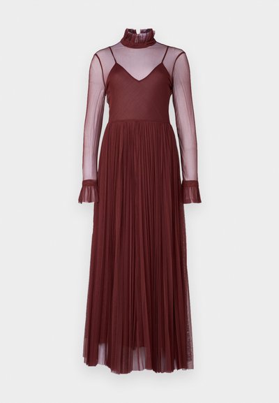 Robe bordeaux avec jupe plissée, manches longues transparentes, corsage ajusté, col montant et col ruffled. Texture lisse, design élégant.