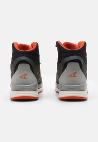 Hochformatige Sportschuhe mit schwarzem Äußeren, orangefarbener Fütterung, grauen Akzenten und einer strukturierten Oberfläche. Verfügt über eine gepolsterte Zwischensohle und eine Gummisohle.