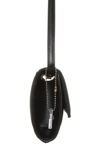 Borsa a tracolla in pelle nera con una texture liscia, forma arrotondata, una lunga tracolla e un accento in catena metallica con un tag marchiato.