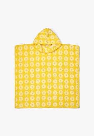 Rumena kapuca s pončo brisačo z belimi jabolčnimi vzorci, enakomerno razporejenimi po tkanini, zasnovanimi za enostavno nošenje in sušenje.