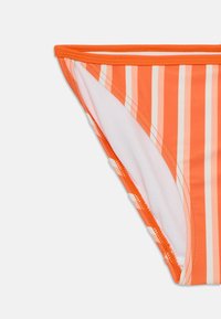 Oransje stripete bikini-bunn med tynne hvite og lyse oransje vertikale striper. Har en glatt tekstur og en kontrasterende hvit innerfôr.
