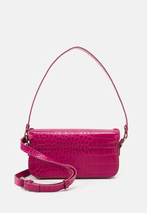Bolso rectangular de color rosa brillante con textura de cocodrilo, asa superior y correa de hombro desmontable y ajustable sobre un fondo blanco.