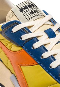 Diadora HERITAGE CASUAL CON DETTAGLI IN RISALTO  - Sneakers basse - yellow and orange