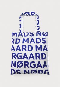 Weiße Tragetasche mit kräftigem blauen Text "MADS NØRGAARD" in verschiedenen Größen, passenden blauen Trägern und einer glatten Textur.
