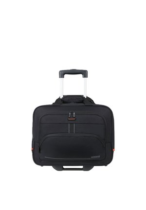 Valigia da viaggio nera con ruote, manico telescopico, scomparti frontali con cerniera e logo American Tourister nell'angolo in basso a destra.