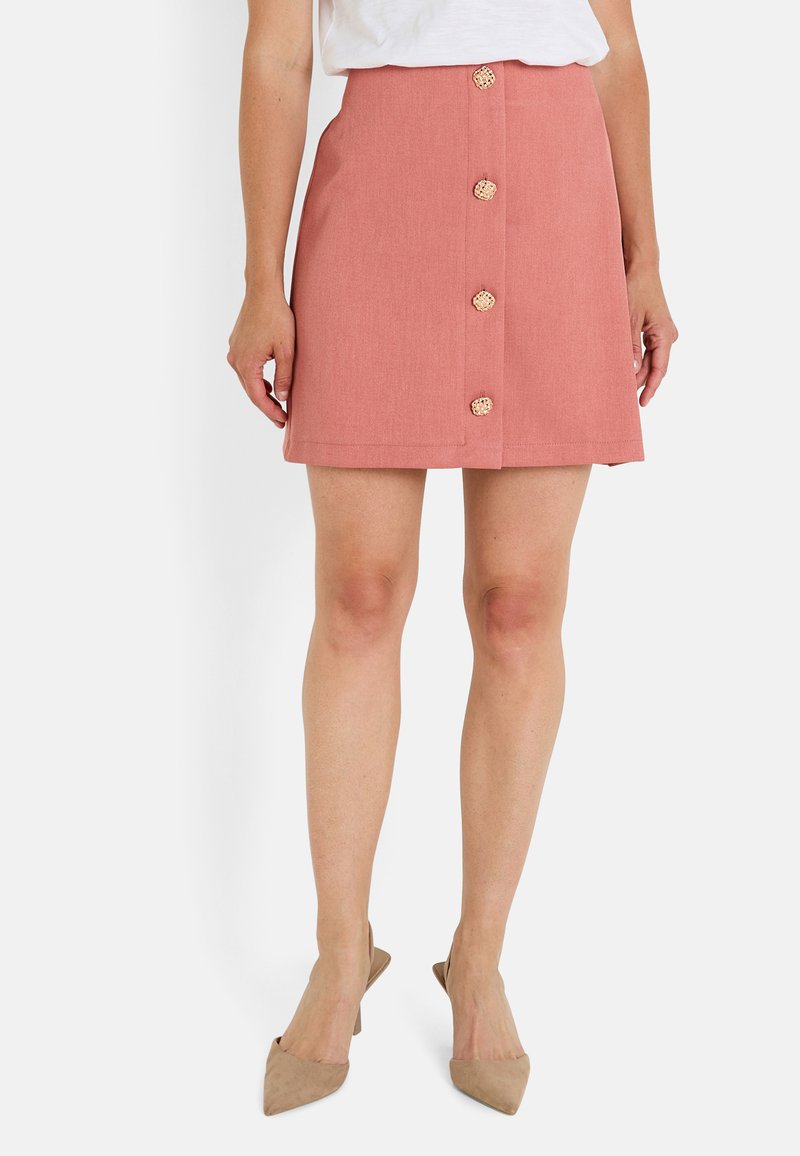 Jupe rose avec fermeture à boutons sur le devant, réalisée en tissu texturé. Présente cinq boutons décoratifs et un design droit en forme de A.