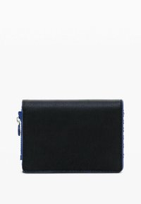 Schwarze Lederbörse mit blauen Akzenten, rechteckige Form, strukturierte Oberfläche, Reißverschluss auf einer Seite und kontrastierende Nähte.