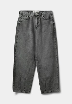 Sötét szürke, bő szárú farmernadrág. Jellemzői közé tartozik a magas derék, öt zseb és finom elöl pliszírozott rész. Újravarrt szegély és logós címke.