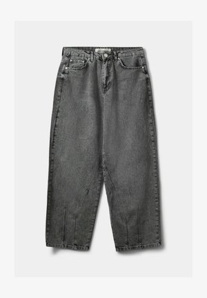 Sötét szürke, bő szárú farmernadrág. Jellemzői közé tartozik a magas derék, öt zseb és finom elöl pliszírozott rész. Újravarrt szegély és logós címke.