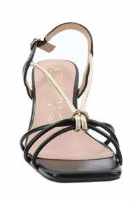 Sandalo con tacco alto nero e oro, con cinturini intrecciati, punta affusolata e una superficie in pelle liscia. Include una soletta rosa.