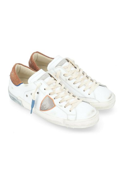 Sneaker bianche con un collare marrone texturizzato, dettagli argentati e arancioni, lacci beige e segni visibili di usura sulle suole.