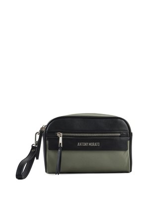 Bolso de mano pequeño y rectangular en cuero verde oliva y negro con cremallera frontal y logo plateado "ANTONY MORATO".