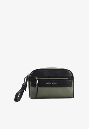 Bolso de mano pequeño y rectangular en cuero verde oliva y negro con cremallera frontal y logo plateado "ANTONY MORATO".