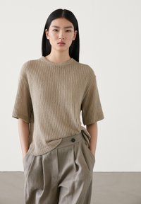 TEXTURED SHORT SLEEVE  - T-shirts basic - light brown