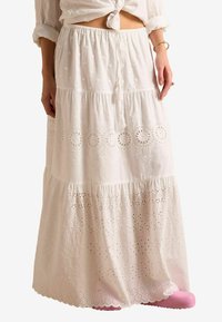 REGULAR FIT - BRODERIE TIERED - Jupe longue - white