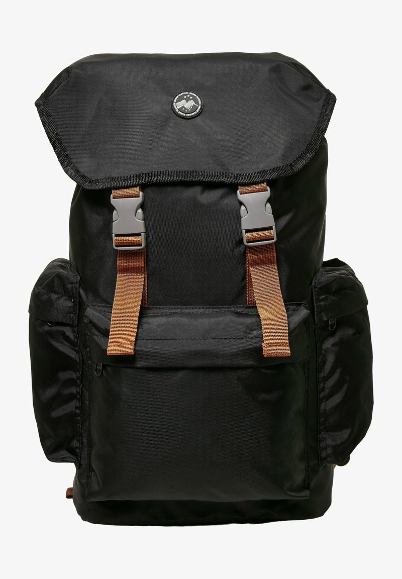 Zaino nero con flap superiore piegato, spallacci e hardware marroni, numerose tasche e finitura in tessuto testurizzato. Logo al centro in alto.