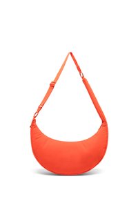 Borsa a tracolla arancione brillante a forma di mezzaluna con tracolla regolabile e logo frontale discreto su sfondo bianco.