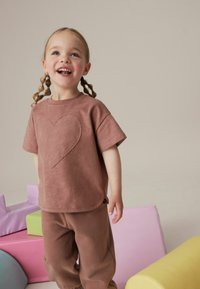 Next SHORT SLEEVE APPLIQUÉ - REGULAR FIT - T-shirts print - brown