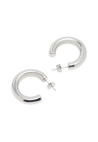 Srebrne kolczyki w kształcie okrągłych obręczy o wygładzonym wykończeniu. Posiadają zapięcie na sztyft i motylka.