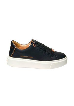 Sort lavtopet sneaker med hvid sål, sorte snørebånd og kobberdetaljer indeni og på øjerne, mærket "Alexander Smith" på siden.