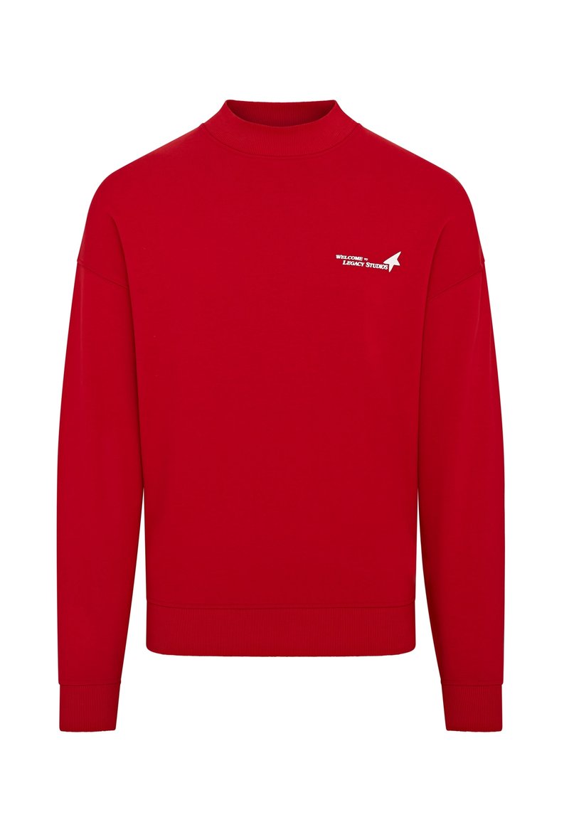 Sweat-shirt rouge à col montant, manches longues et poignets côtelés. Présente un logo blanc imprimé sur la poitrine. Tissu doux et lisse.