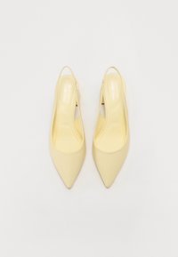 Vaaleankeltaiset vegaaniset slingback-korkokengät, joissa on teräväkärkiset ja avoimet sivut. Sujuva materiaali, jossa on minimalistinen muotoilu.