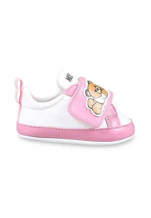 Scarpa per bambini rosa e bianca con grafiche di orsetto, realizzata in pelle sintetica. Presenta una chiusura in Velcro e una suola morbida e flessibile.