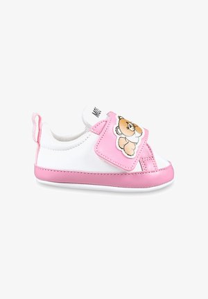 Scarpa per bambini rosa e bianca con grafiche di orsetto, realizzata in pelle sintetica. Presenta una chiusura in Velcro e una suola morbida e flessibile.