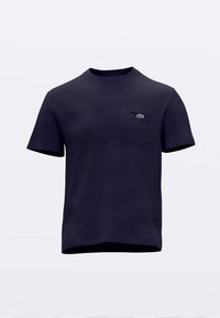 Tengerészkék rövid ujjú pamut póló kerek nyakkivágással és mellzsebbel. A zsebén egy kis zöld logó található.