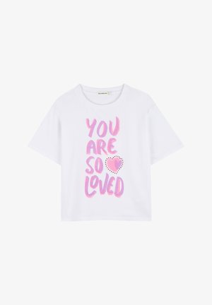 Wit katoenen T-shirt met korte mouwen, voorzien van gedurfde roze tekst met de woorden "YOU ARE SO LOVED" en een hartontwerp in het midden.