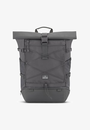 Rucsac gri cu închidere tip roll-top, cu o finisare texturată, curele ajustabile, fermoar frontal, buzunare laterale și detalii cu elastic bungee. Prezintă un patch cu logo-ul brandului.