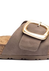 Sandal in suede grigia con una larga fascia e una grande fibbia dorata. Plantare in sughero e suola in gomma testurizzata con un motivo a zigzag.