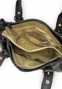 Sac à main noir avec garniture dorée, ouvert pour montrer l'intérieur en tissu beige et plusieurs compartiments zippés et ouverts.