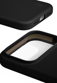 Musta älypuhelimen suojakuori, jossa on mattapintainen viimeistely, pyöristetyt reunat ja beige sisävuori. Sisältää leikkaukset painikkeille ja latausportille.