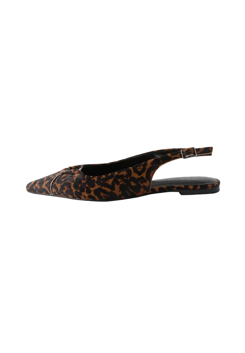 Scarpa slingback con punta a punta realizzata in tessuto a stampa leopardo. Presenta un sottile cinturino alla caviglia con fibbia d'argento e suola piatta.