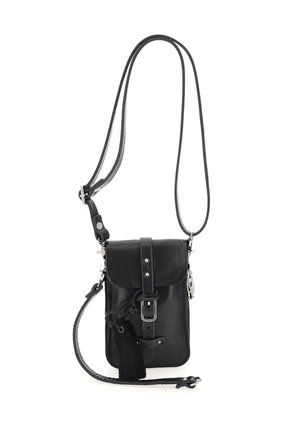 Schwarze Leder-Umhängetasche mit vorderem Schnallenriemen, verstellbarem Schulterriemen und einem kleinen befestigten Lederanhänger.