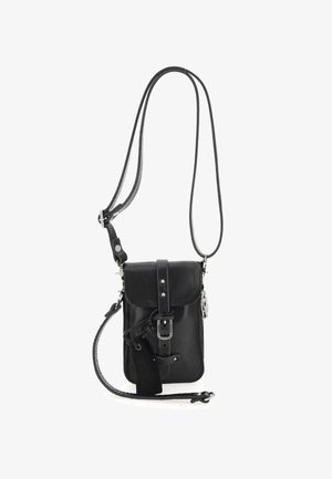 Sac bandoulière en cuir noir avec une sangle à boucle à l'avant, une bandoulière réglable et une petite étiquette en cuir attachée.